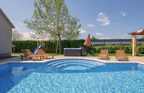 Donji Prolozac House | This beautiful single-storey holiday home is located in Proloac Donji near the town of Imotski.