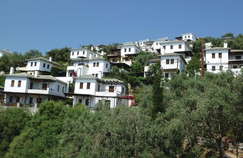 Afissos House | This beautiful villa on two floors offers two bedrooms and a large living room.