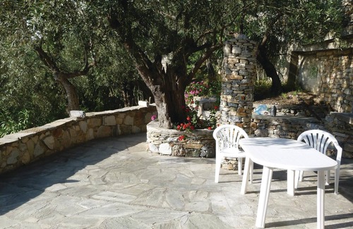 Afissos House | This beautiful villa on two floors offers two bedrooms and a large living room.