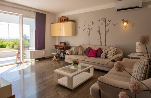 Lovrec House | This beautifully furnished and well-equipped vacation home is located in inland Dalmatia and offers