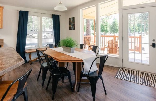 Cave Junction Cabin | This cabin is a 3 bedroom(s), 2 bathrooms, located in O'Brien, OR.