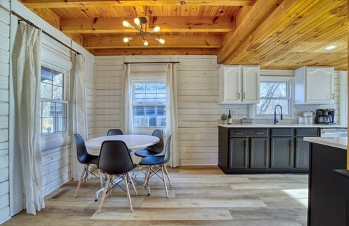 Fredericksburg Cabin | This cabin is a 3 bedroom(s), 3 bathrooms, located in Fredericksburg, VA.