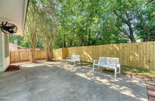 North Austin Civic Association House | This centrally located 4BR 2.5Bath home is complemented by vintage touches and amenities. Look no further if you are looking for an authentic Austin, TX home situated just a couple of minutes away from restaurants, shops, attractions, and landmarks.