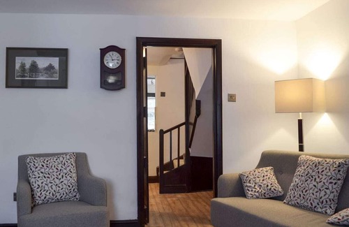 Combs Cottage | This charming stone cottage is perfectly placed for exploring this lovely part of the High Peak.