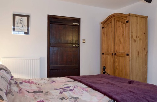 Combs Cottage | This charming stone cottage is perfectly placed for exploring this lovely part of the High Peak.
