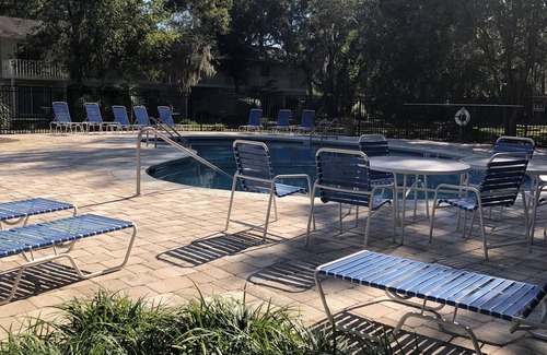 Demere Park Condo | This condo is a stroll to the pier and 10 restaurants and 1.2 miles to beach!