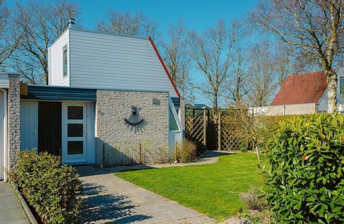 Ouddorp House | This cozy bungalow offers the perfect mix of tranquility and comfort in a green setting. The ideal place for a relaxing holiday near the beach.