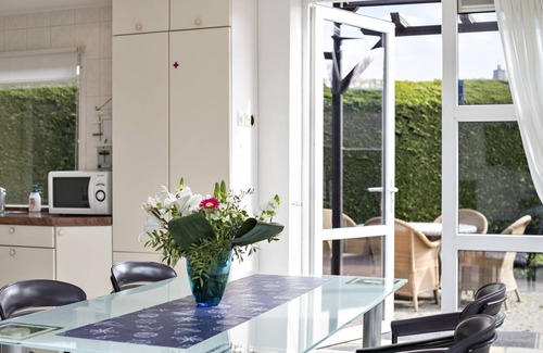 Ouddorp House | This holiday home is located in the small, quiet Alexanderpark near the Westduinen, the sea and the village center.