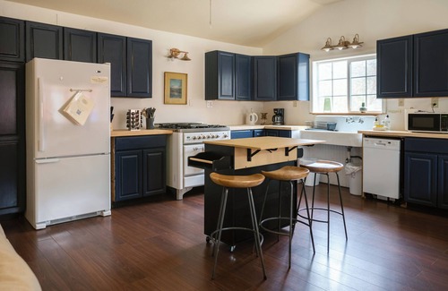 Gold Hill House | This house is a 2 bedroom(s), 1 bathrooms, located in Gold Hill, OR.