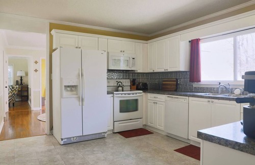 High Point House | This house is a 3 bedroom(s), 2.5 bathrooms, located in High Point, NC.