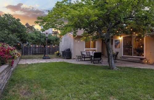 San Rafael House | This house is a 3 bedroom(s), 2 bathrooms, located in San Rafael, CA.