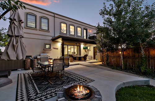Skyland House | This house is a 6 bedroom(s), 4.5 bathrooms, located in Denver, CO.