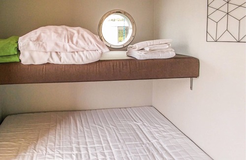 Zotow Boat Rental | This houseboat is located in the village Z.
