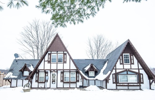 Charlevoix House | This is the perfect home to enjoy a quiet, lakeside getaway in Charlevoix.