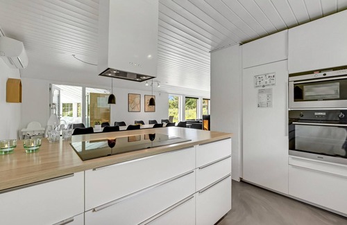 Lodbjerg Hede House | This large vacation home is located in a quiet area and can accommodate no less than 14 people.