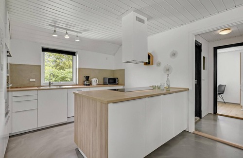 Lodbjerg Hede House | This large vacation home is located in a quiet area and can accommodate no less than 14 people.