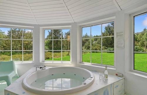 Lodbjerg Hede House | This large vacation home is located in a quiet area and can accommodate no less than 14 people.