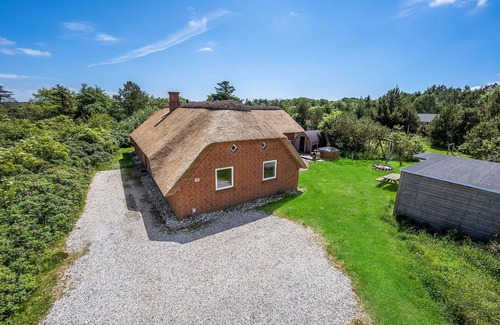 Lodbjerg Hede House | This large vacation home is located in a quiet area and can accommodate no less than 14 people.