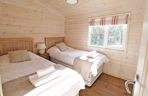 Alford Cabin | This Lodge is nestled in woodlands and comprises of two double rooms and two twin rooms.