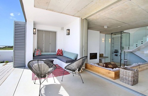 Stompneusbaai House | This luxurious villa set right on the beach in Britannia Bay is an ideal escape.
