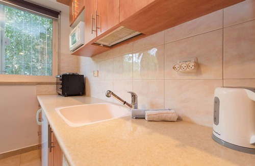 Emek Refaim Apartment | This one bedroom suite is ideal for single or double occupancy