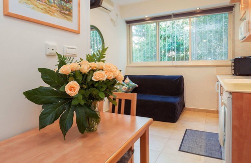 Emek Refaim Apartment | This one bedroom suite is ideal for single or double occupancy