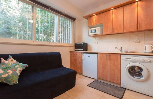Emek Refaim Apartment | This one bedroom suite is ideal for single or double occupancy
