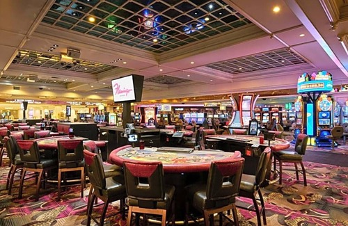 Las Vegas Strip Apartment | This resort on the Las Vegas Strip features a Caribbean-style "GO Pool" with 21+ entertainment .