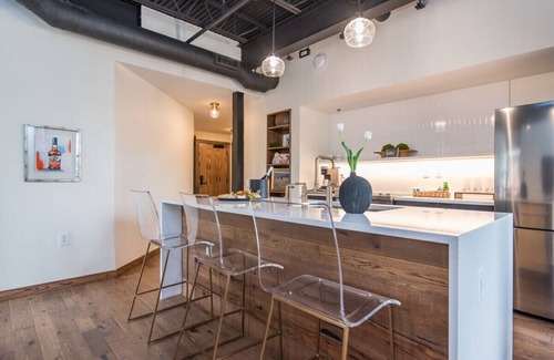 Downtown Apartment | This serviced apartment is a 2 bedroom(s), 2 bathrooms, located in Lexington, KY.