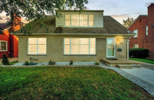 Jefferson Chalmers Apartment | This spacious upper level apartment has been fully updated for your comfort and enjoyment