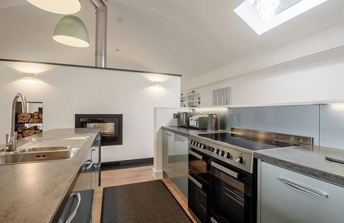 Arthog Cottage | This striking home is ideally located between the beach and the hills.