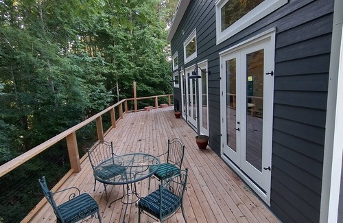 Summertown House | This stylish, modern country home is perfect for a getaway in Summertown, TN.