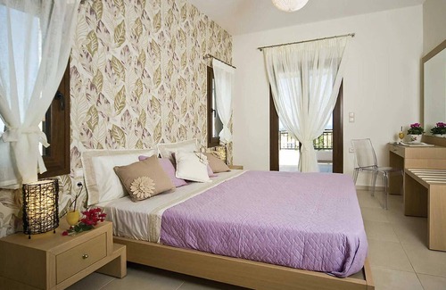 Pigianos Kampos House | This tastefully styled property is set in a great location, just behind the main resort of Pigi and
