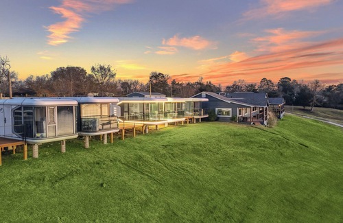 Highlands Apartment | This tiny house is a 1 bedroom(s), 1 bathrooms, located in Highlands, TX.