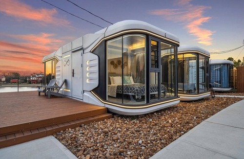 Barrett Apartment | This tiny house is a 1 bedroom(s), 1 bathrooms, located in Highlands, TX.
