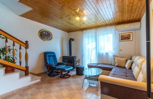 Central Dalmatia House | This vacation house in the small quiet place Blato is located on the river Cetina.
