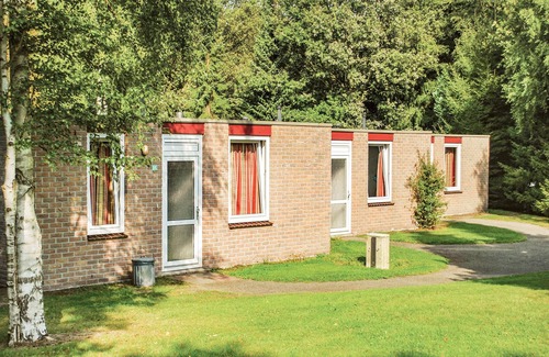 Vledder House | This vacation home in Vledder is located on a wooded and inviting vacation park in Drenthe.