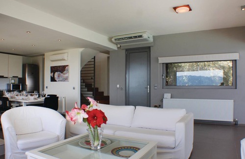 Kontos House | This vacation villa is located only 15 minutes from the port of Aegina and only 700 meters from the