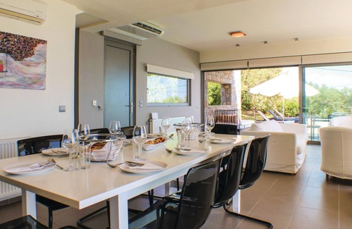 Kontos House | This vacation villa is located only 15 minutes from the port of Aegina and only 700 meters from the