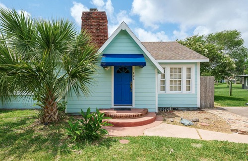 Fulton House | This vibrant 3bd2 ba beach house is right in the heart of Rockport! Pet-friendly