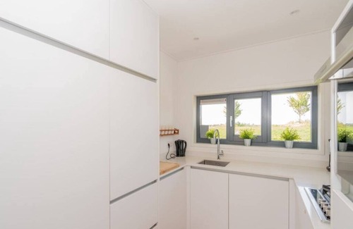 De Heen House | This water villa is nice and light and very tasteful. Offers enough space for the entire family with