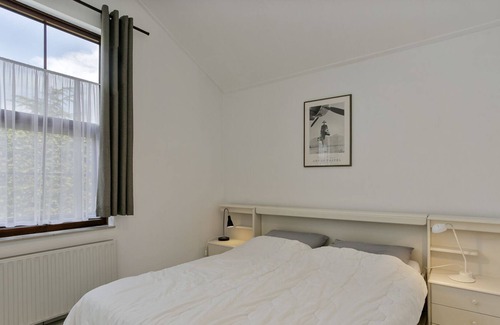 Ouddorp House | This wonderful and luxurious holiday home is located in the back part of the North Sea Park and is adjacent to a typical Ouddorp schurveling with lots of greenery. The garden offers lots of privacy. Here you can enjoy the sun, the fresh sea air, natu