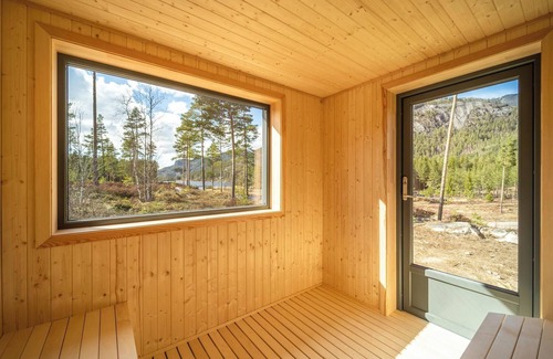 Kviteseid House | This wooden villa is suitable for 8 people. Located in the middle of nature with a view of a lake and just a few minutes' drive from the center of Vrådal.