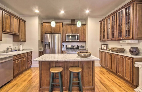 Leesburg House | 'Thomson Farm' Classic Home < 10 Mi to Vineyards!
