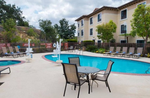 Thousand Oaks House | Thousand Oaks Lodging for Day Hikers! Comfortable Unit with Private Kitchenette!