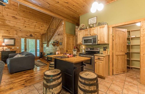 Sautee Nacoochee Cabin | Three Bears Cabin, Private Mountain Getaway, Seasonal Mountain View, Hot Tub