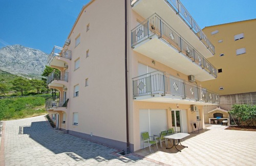 Bratus Apartment | Three bedroom apartment with balcony and sea view Krvavica, Makarska (A-18911-b)
