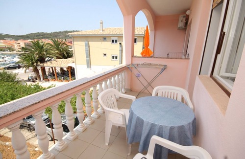 Kukljica Apartment | Three bedroom apartment with terrace and sea view Kukljica, Ugljan (A-8318-a)
