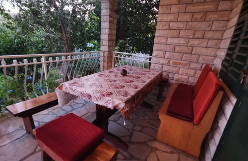 Vinisce Apartment | Three bedroom apartment near beach Vinišće, Trogir (A-4288-a)