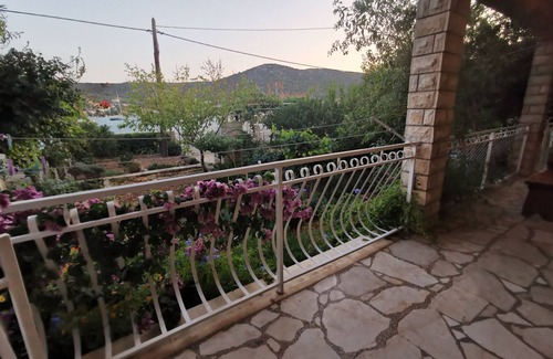 Vinisce Apartment | Three bedroom apartment near beach Vinišće, Trogir (A-4288-a)